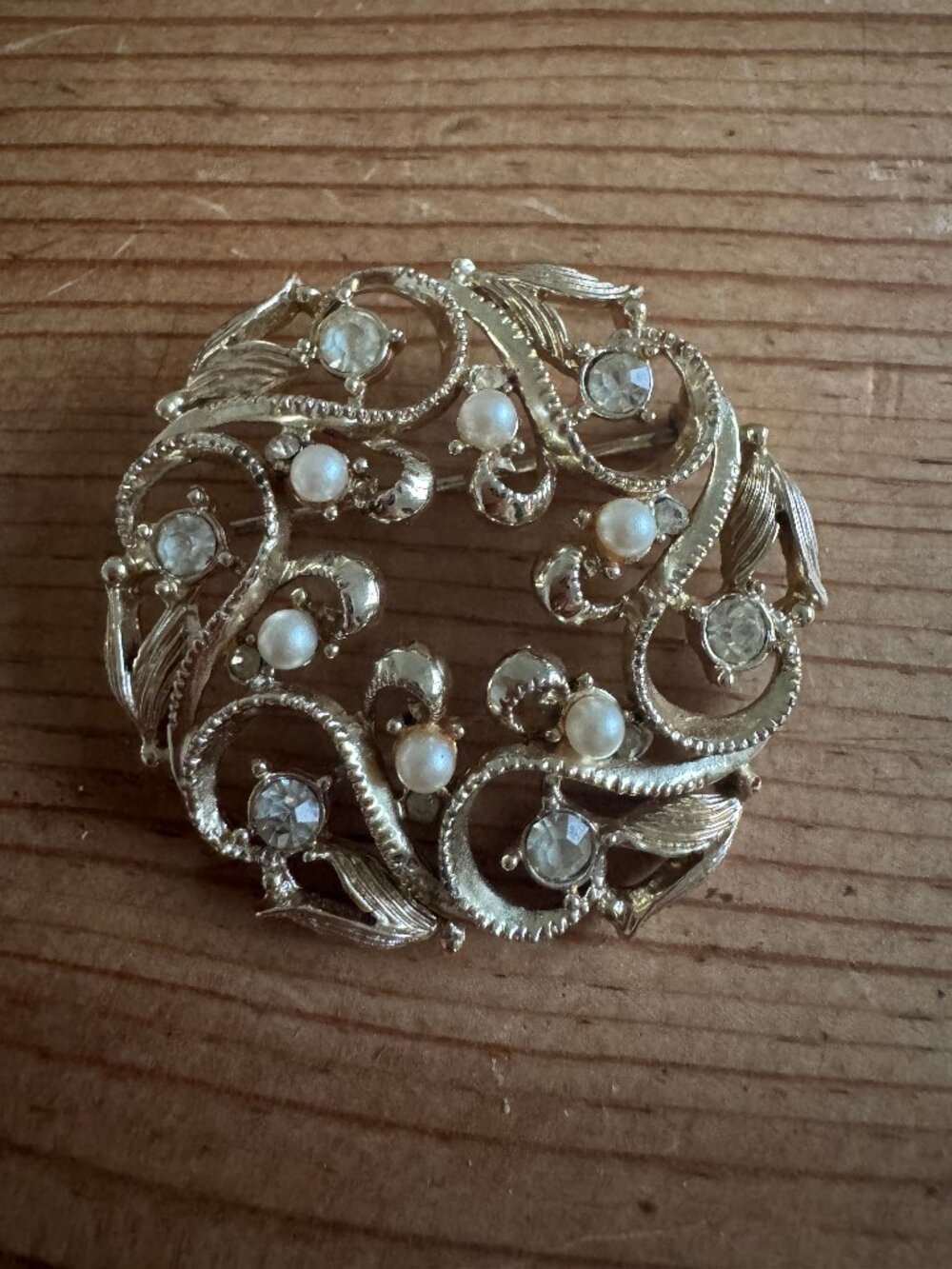 Vintage Gold Tone Swirl Brooch Pin Faux Pearl Rhinestone Round 1.5" Mid Century
